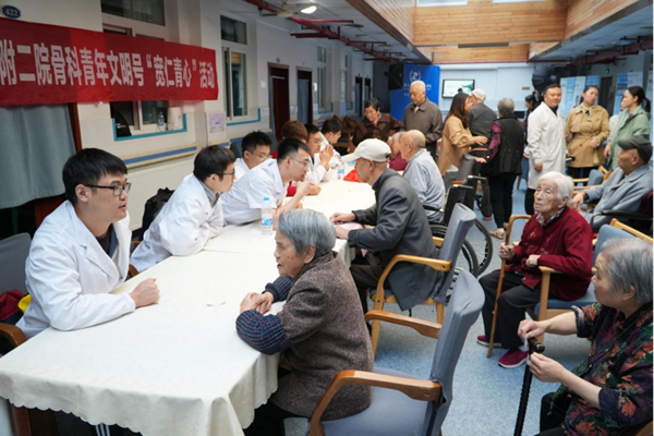 義診活動現(xiàn)場。重慶醫(yī)科大學(xué)附屬第二醫(yī)院供圖