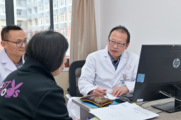 患者在名中醫(yī)診室就診。重慶市第十三人民醫(yī)院供圖