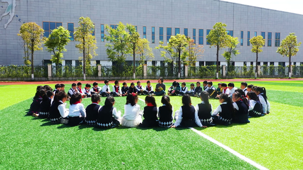 楊君玲給學生講繪本故事。受訪者供圖