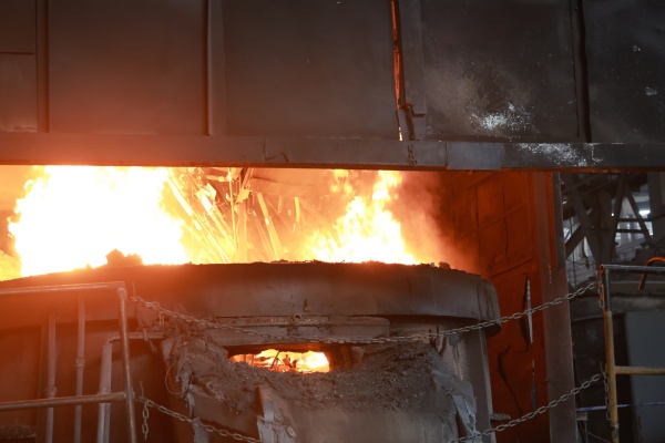 非法槍支及管制刀具銷毀現(xiàn)場。重慶市公安局治安管理總隊供圖