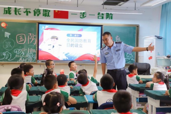 國防校外輔導員進校園。歇臺子小學供圖