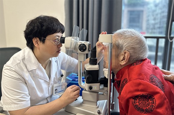 張曉城給老人做眼部檢查。重慶南坪愛爾眼科醫(yī)院供圖