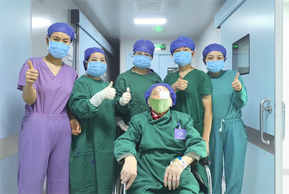 術(shù)后合影。重慶南坪愛爾眼科醫(yī)院供圖