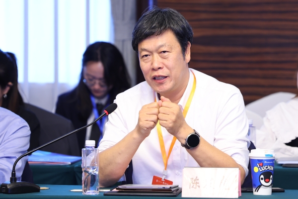 中國(guó)科學(xué)院院士、中國(guó)地理學(xué)會(huì)理事長(zhǎng)陳發(fā)虎致辭。主辦方供圖