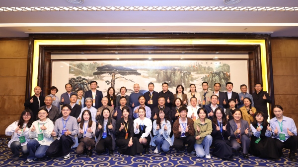 “中學(xué)地理課”育人價(jià)值專題論壇嘉賓合影。主辦方供圖