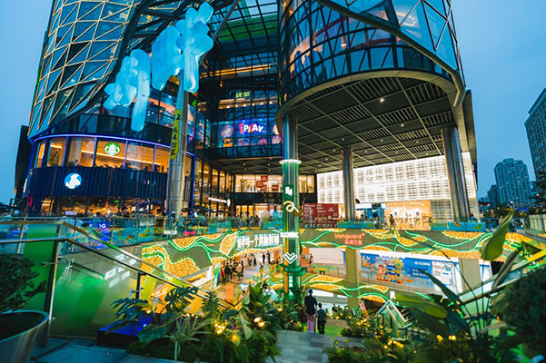 龍湖杭州金沙天街· 湖畔風(fēng)味街區(qū)。龍湖商業(yè)供圖