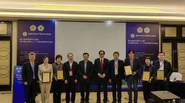 重慶醫(yī)科大學(xué)附屬第二醫(yī)院老年病科主任李興升代表醫(yī)院獲授牌。重慶醫(yī)科大學(xué)附屬第二醫(yī)院供圖