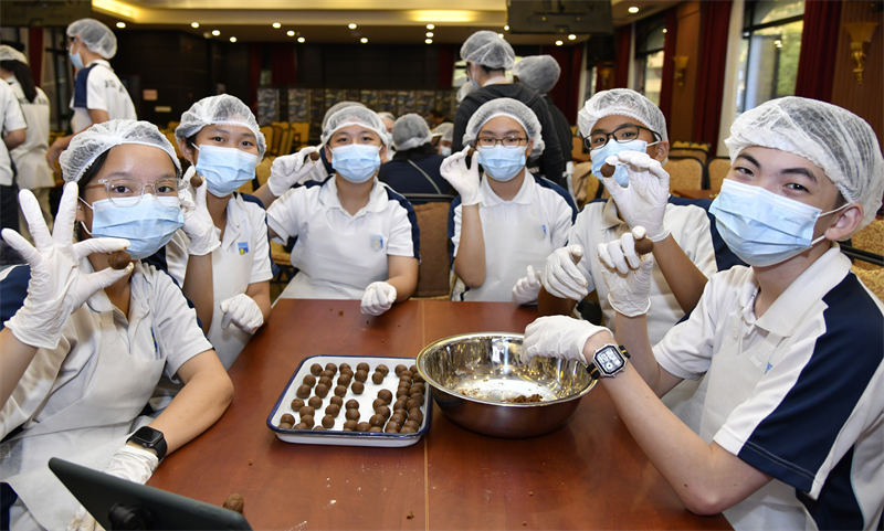 10月28日，30名來自新加坡的師生走進重慶市中藥博物館參觀見學，圖為師生們正在體驗制作大山楂丸。唐志勇攝