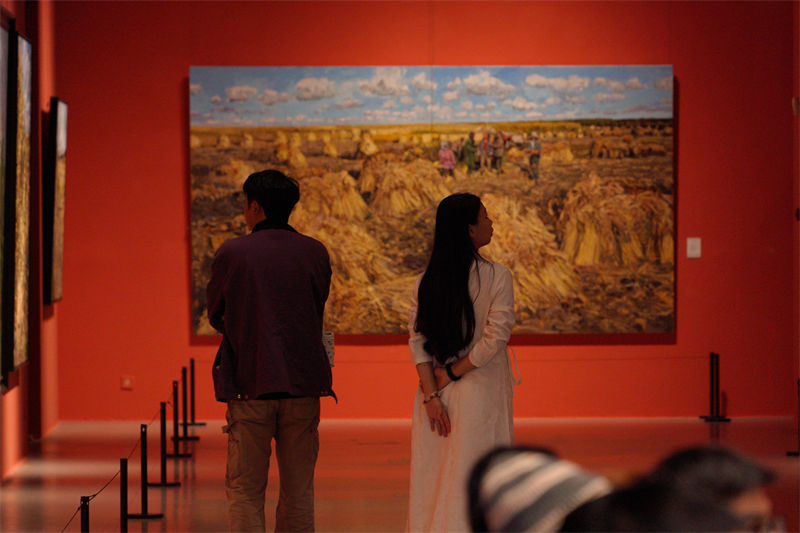 “風(fēng)拂大地”王建國(guó)油畫(huà)作品展在重慶美術(shù)館開(kāi)展。