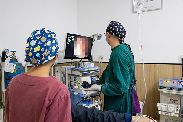 患者進行檢查。重慶東大肛腸醫(yī)院供圖