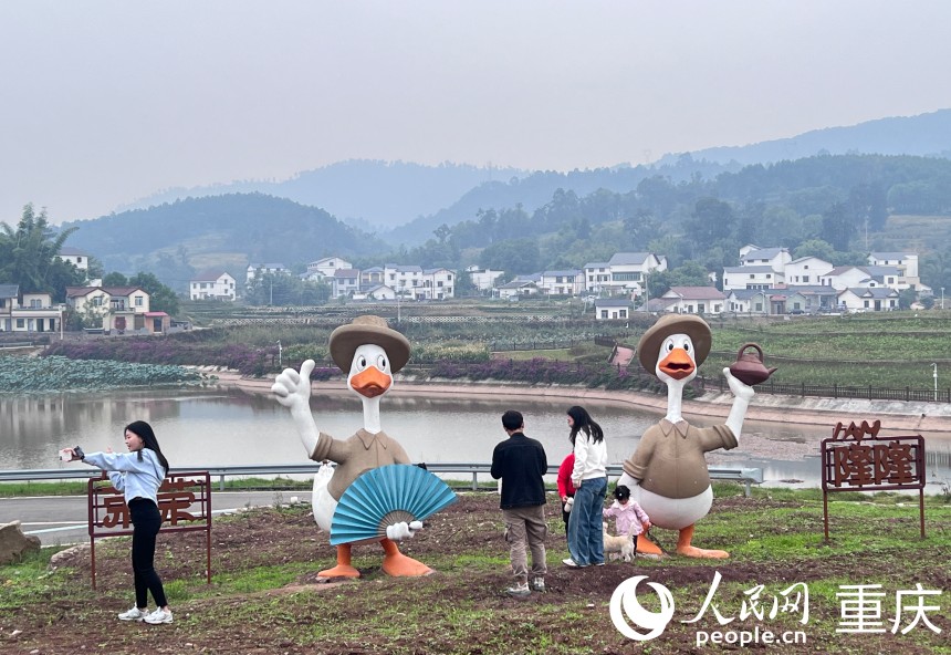 “雙昌”合作園區(qū)內(nèi)的地界雕塑。人民網(wǎng)記者 胡虹攝