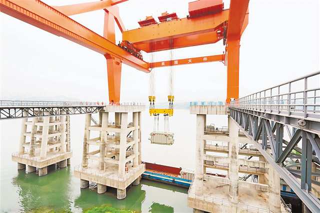 近日，果園港大件碼頭吊裝渝北換流站變壓器。通訊員 林熙熙 攝/視覺重慶