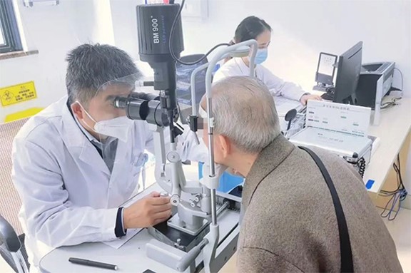 安曉巨為李爺爺做檢查。重慶華廈眼科醫(yī)院供圖