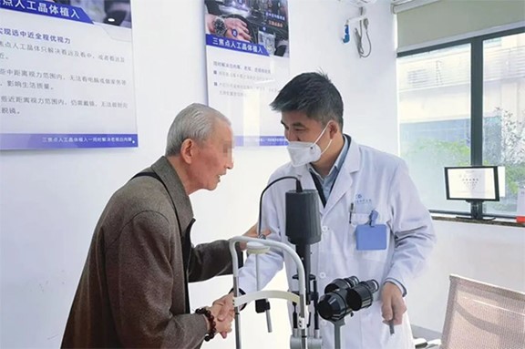 復查回訪現(xiàn)場。重慶華廈眼科醫(yī)院供圖