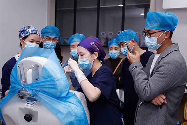 實操環(huán)節(jié)。重慶軍科整形美容醫(yī)院供圖
