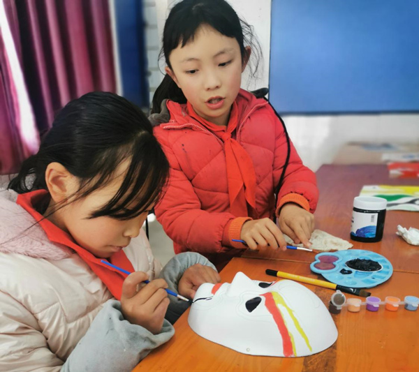 學(xué)生在老師的指導(dǎo)下繪制臉譜。受訪者供圖
