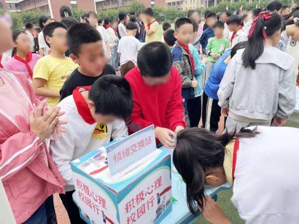 “情緒交換站”活動(dòng)現(xiàn)場。重慶小米熊兒童醫(yī)院供圖