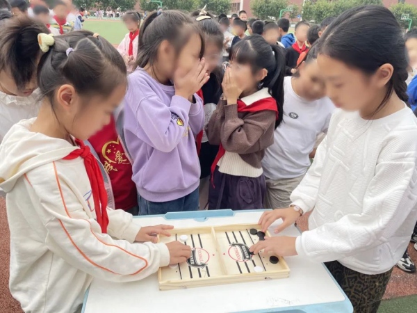 “彈彈棋比拼”活動(dòng)現(xiàn)場。重慶小米熊兒童醫(yī)院供圖