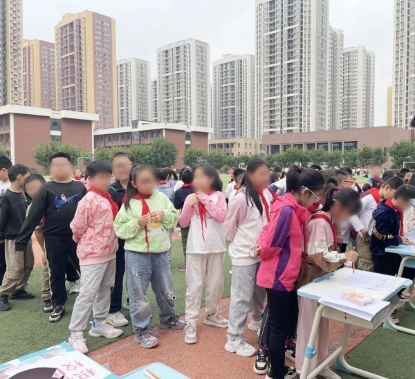 “舒爾特方格游戲”活動(dòng)現(xiàn)場。重慶小米熊兒童醫(yī)院供圖