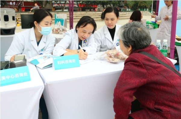 義診現(xiàn)場。重慶安琪兒婦產(chǎn)醫(yī)院供圖