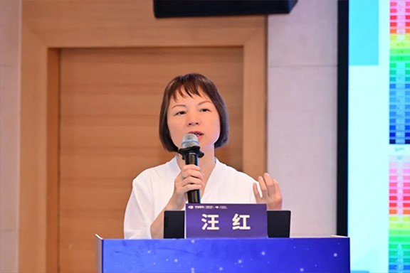 汪紅授課現(xiàn)場。重慶華廈眼科醫(yī)院供圖