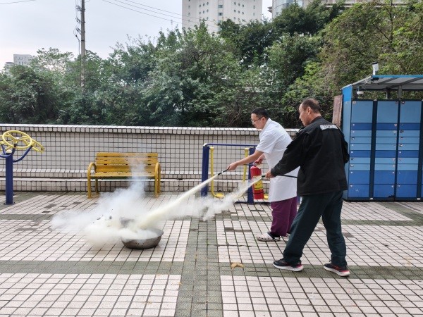 消防演練現(xiàn)場(chǎng)。重慶東大肛腸醫(yī)院供圖