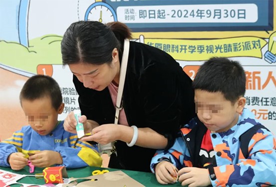 親子互動剪紙。重慶華廈眼科醫(yī)院供圖