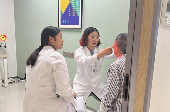 馮勝輝為患者檢查眼位。重慶南坪愛爾眼科醫(yī)院供圖