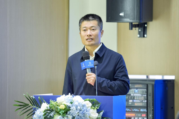 倪濘致辭。重慶愛成大坪眼科醫(yī)院供圖