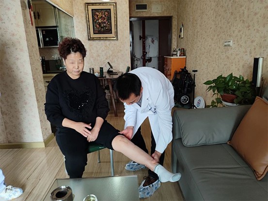 周祖葦為郭阿姨檢查左腿。重慶道格骨科醫(yī)院供圖
