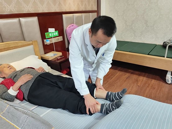 周祖葦為谷婆婆查體。重慶道格骨科醫(yī)院供圖