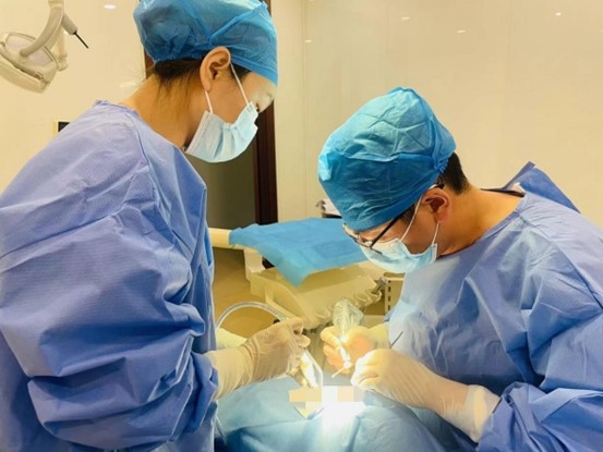 手術(shù)現(xiàn)場。泰康拜博口腔供圖