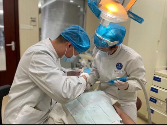 手術現(xiàn)場。泰康拜博口腔供圖