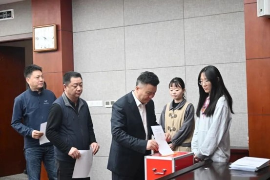 余勇（中）進(jìn)行投票。重慶道格骨科醫(yī)院供圖