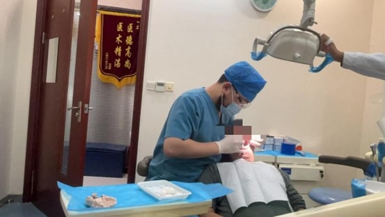 正畸操作現(xiàn)場(chǎng)。泰康拜博口腔供圖