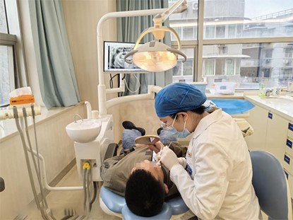 正畸治療現(xiàn)場。泰康拜博口腔供圖