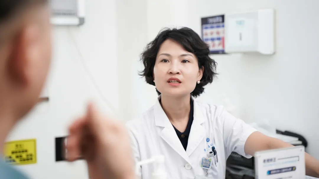 韓紅解答患者疑問。重慶華廈眼科醫(yī)院供圖