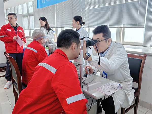 義診現(xiàn)場(chǎng)。重慶普瑞眼科醫(yī)院供圖