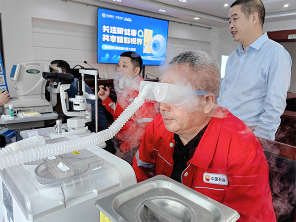 義診現(xiàn)場(chǎng)。重慶普瑞眼科醫(yī)院供圖