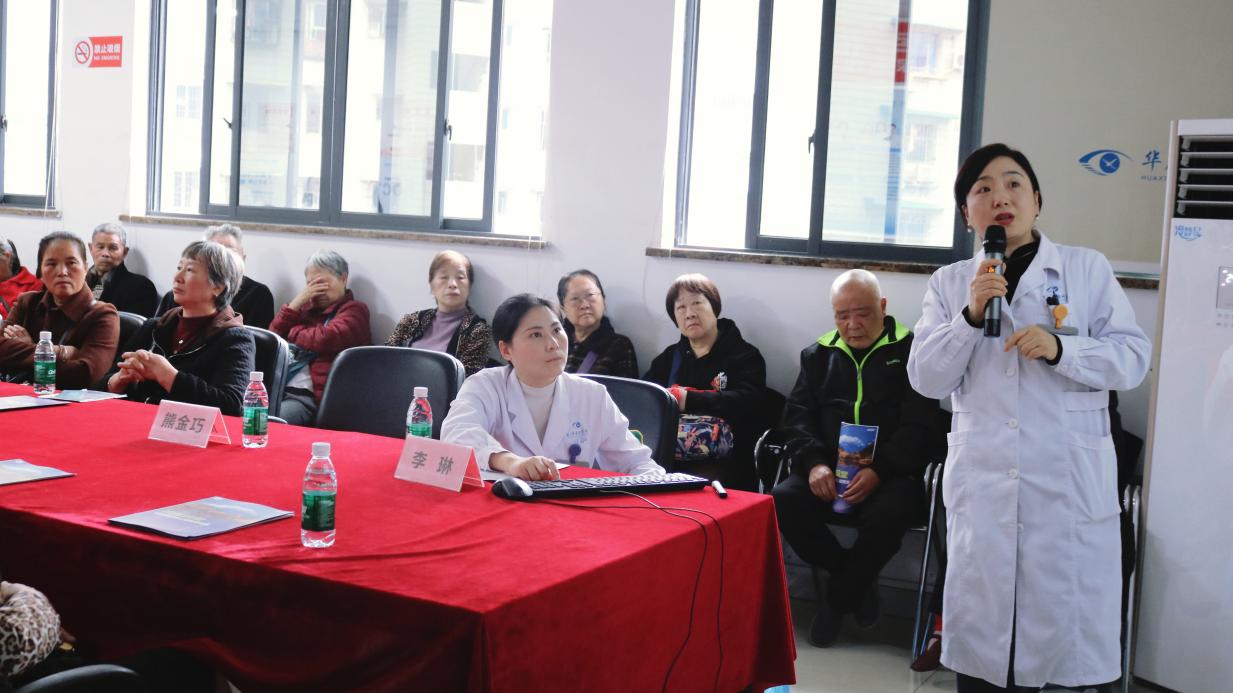 李琳科普講座現(xiàn)場(chǎng)。重慶華廈眼科醫(yī)院供圖