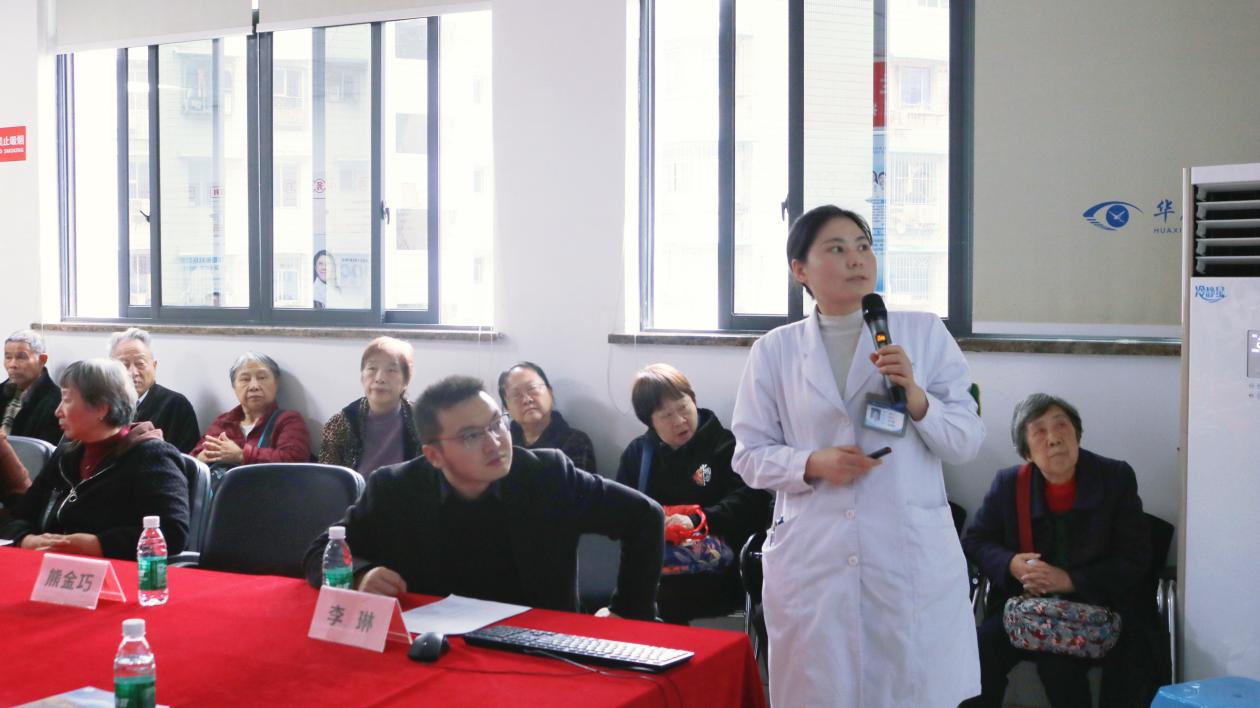 熊金巧科普講座現(xiàn)場(chǎng)。重慶華廈眼科醫(yī)院供圖