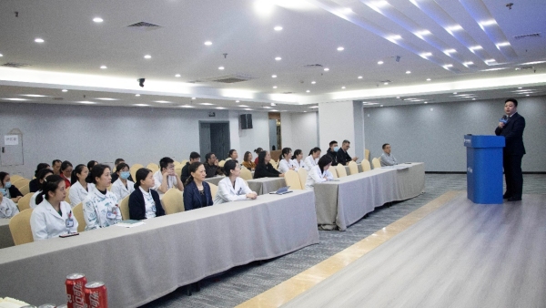 羅嚴(yán)鵬致辭。華廈渝州眼科醫(yī)院供圖