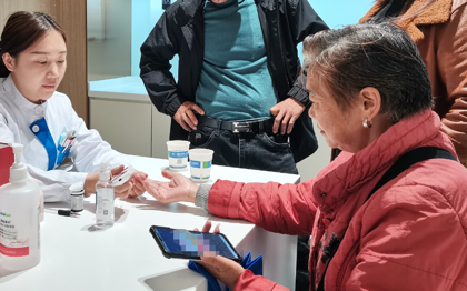 護(hù)士為老年患者檢測(cè)血糖。重慶南坪愛(ài)爾眼科醫(yī)院供圖