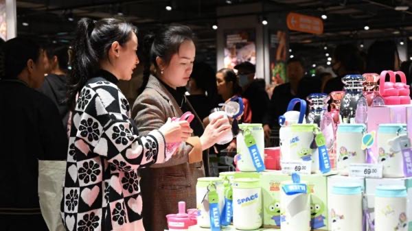 顧客在升級后的門店購物。永輝超市供圖