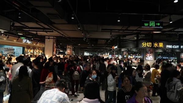 顧客在升級后的門店購物。永輝超市供圖