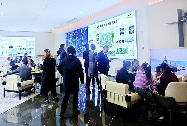 象嶼·未來(lái)宸光小區(qū)復(fù)工開(kāi)盤(pán)，引來(lái)不少看房買(mǎi)房的市民。