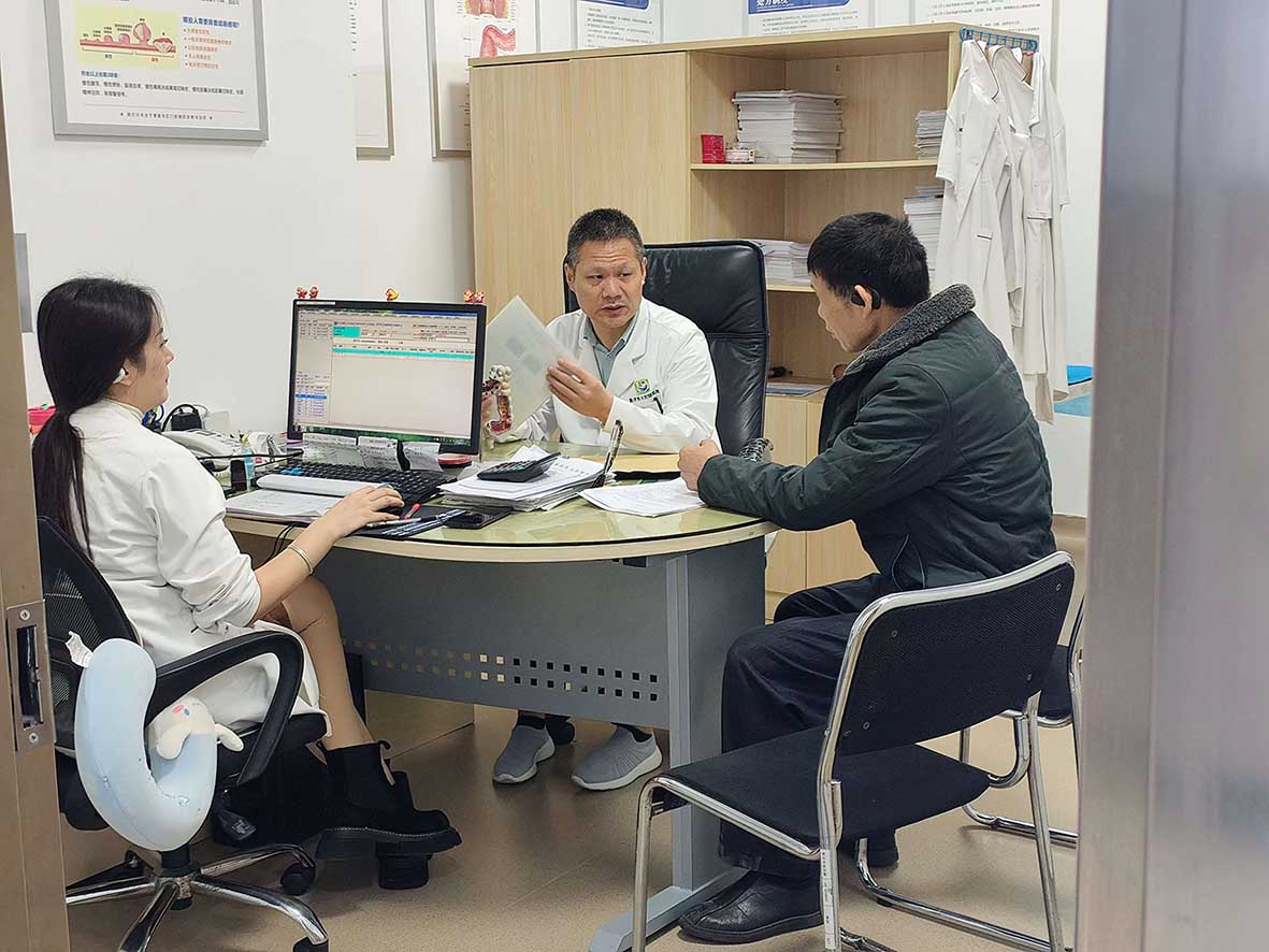 醫(yī)生看診。重慶東大肛腸醫(yī)院供圖