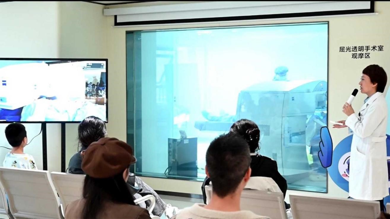 發(fā)布會(huì)現(xiàn)場(chǎng)。重慶南坪愛爾眼科醫(yī)院供圖