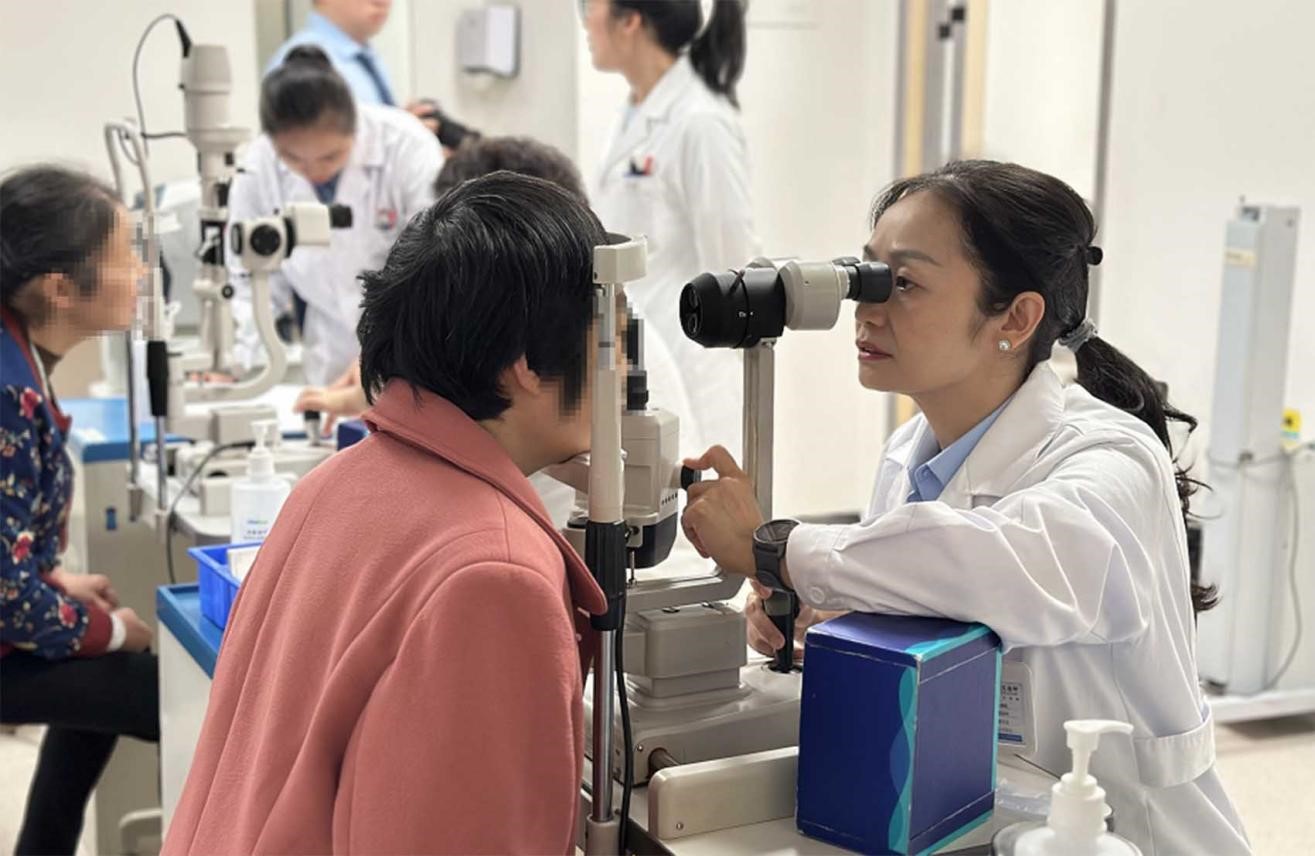 周曉虹為患者進(jìn)行眼部檢查。重慶南坪愛(ài)爾眼科醫(yī)院供圖