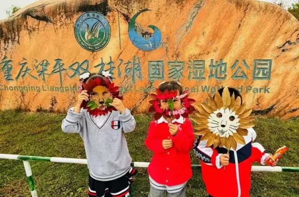 孩子們用秋葉制作面具。雙桂幼兒園供圖